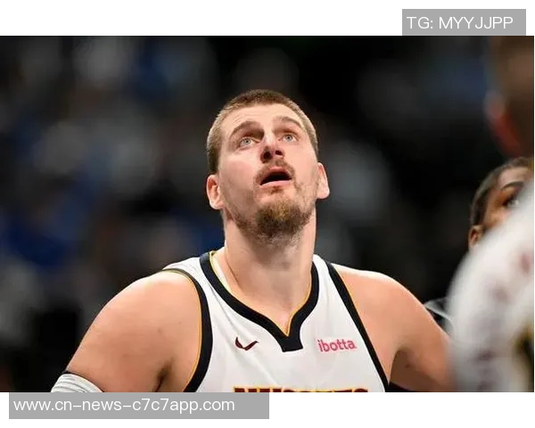 约基奇半场因膝伤退赛明日将接受检查全场14投9中贡献21分5篮板8助攻