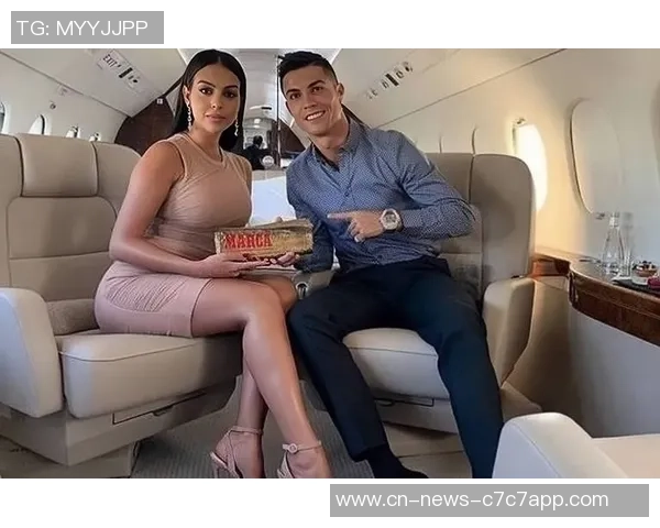 C罗与乔治娜海滨度假时光甜蜜瞬间尽显性感魅力与家庭温馨 C罗与乔治娜海滨度假时光甜蜜瞬间尽显性感魅力与家庭温馨